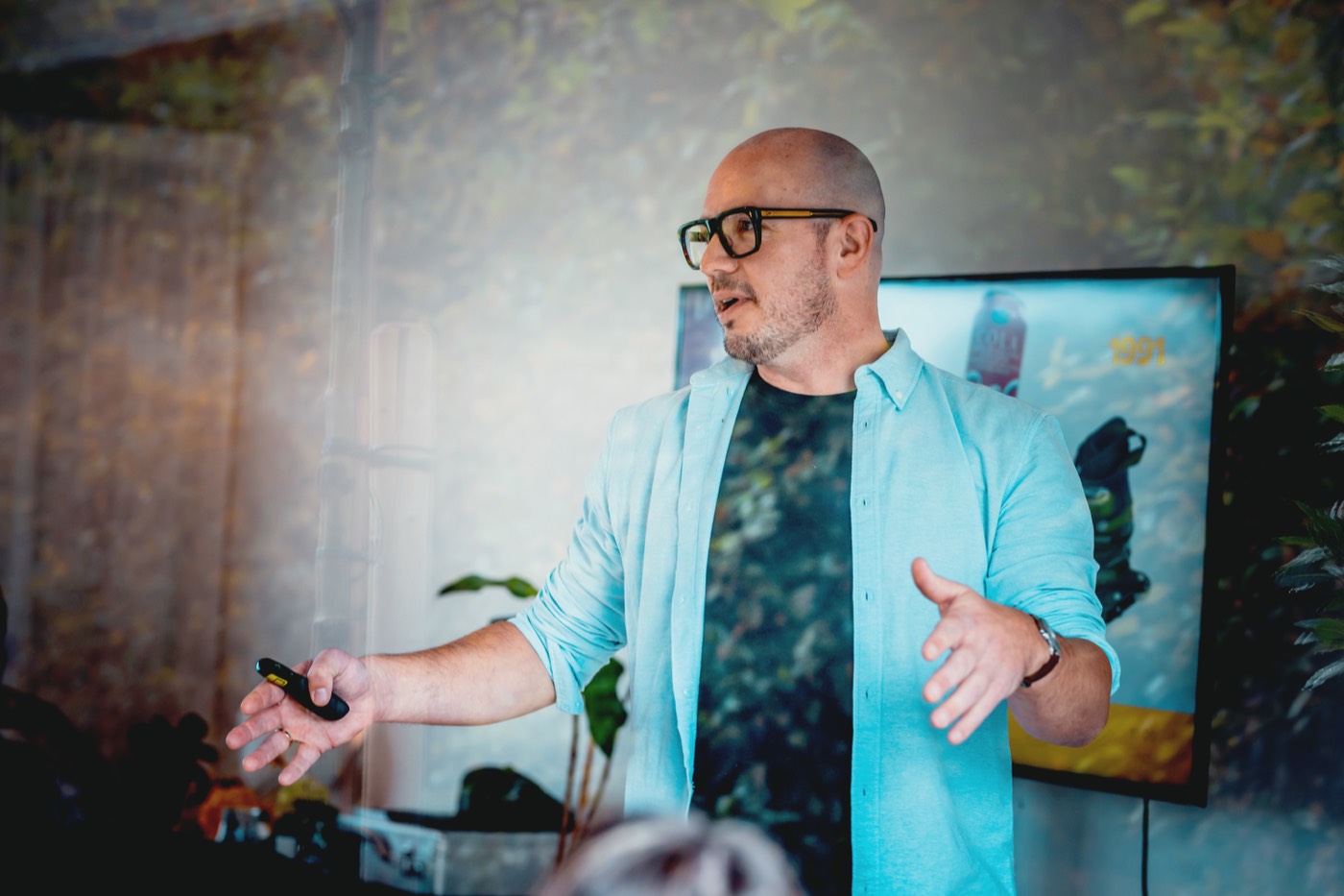 Lucas Reinds spreekt met een presenter in de hand