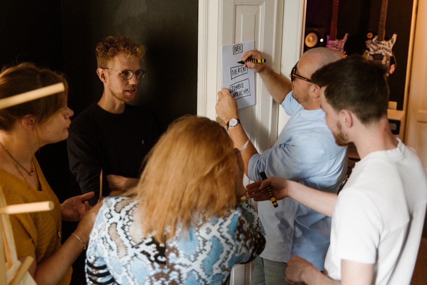 Lucas Reinds schrijft mee tijdens een werkvorm met deelnemers